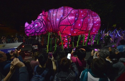 豪シドニーでパレード、タロンガ動物園の開園100周年で