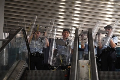 香港警察、本部包囲のデモ参加者らを強く非難 「違法で合理性がない」