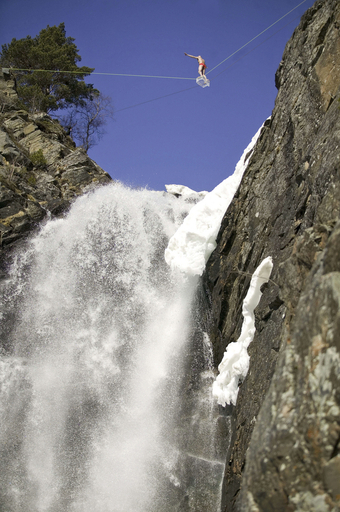地球温暖化の危険性をうったえ、決死のパフォーマンス - ノルウェー