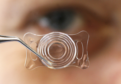 独医用品会社、馬用コンタクトレンズを開発