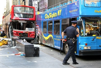 NYタイムズスクエアでバス同士が衝突、14人負傷
