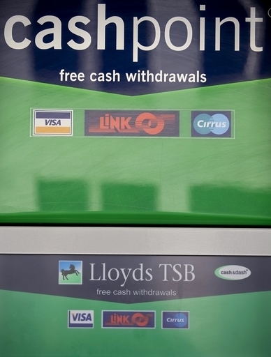 引き出し額が2倍になるATMに住民殺到、英国