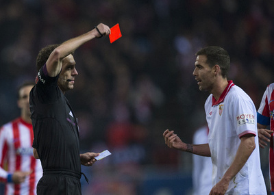 アトレティコ・マドリード、3人の退場者が出た荒れた試合を制す