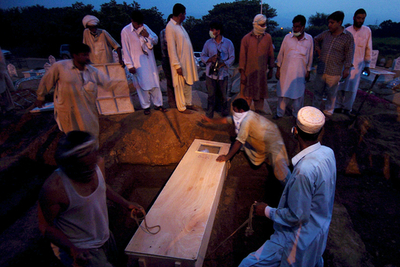 パキスタン当局、「制圧後、モスク内の検証で、集団埋葬現場は見つからず」