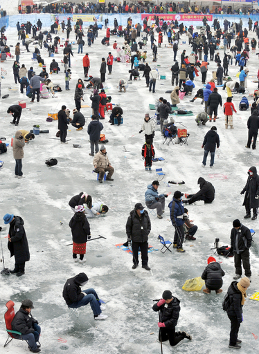 氷上に釣り人集う、恒例のヤマメ穴釣り大会　韓国・華川