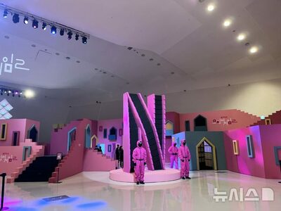 「スーツ姿の男とメンコ」…ソウル東大門に現れた「イカゲーム2」体験ゾーン
