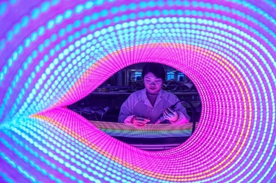 【今日の1枚】鮮やかな光を漏らさずチェック、中国のLED工場