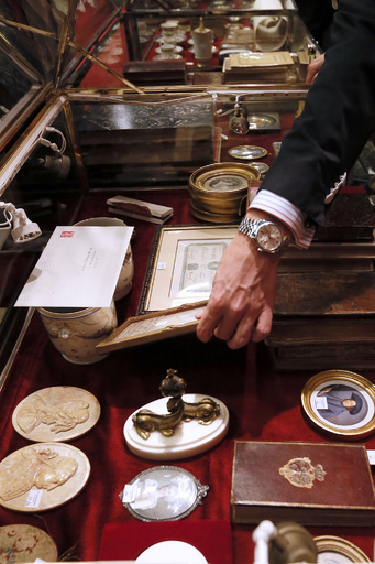 マリー・アントワネットのシルク靴、約648万円で落札 パリ