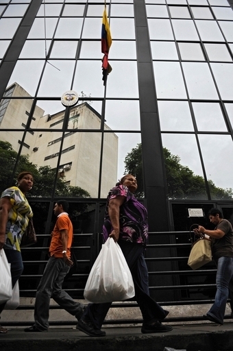 ベネズエラがコロンビアと断交、「尊厳に基づいた判断」と大統領