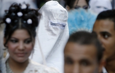 イスラム教国エジプト、女性初の結婚式執行が物議に