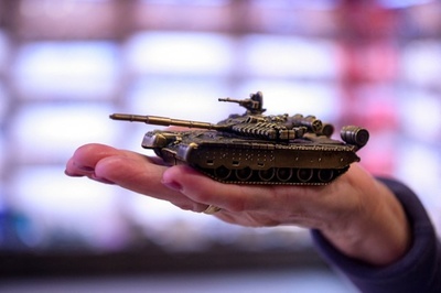 土産物にも軍国色 ロシア首都