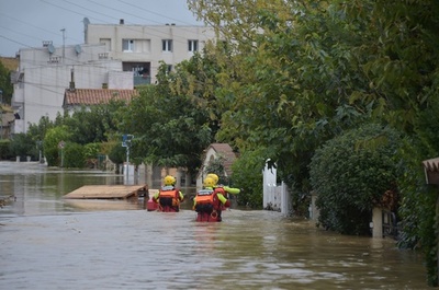 豪雨に見舞われた南仏の女性、洪水と立てこもり事件で家族3人失う