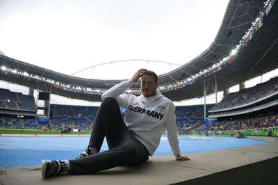 円盤投げ世界王者、まさかの理由で負傷し予選敗退