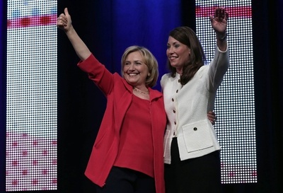 民主党候補を応援のヒラリー氏、まるで米大統領選候補 