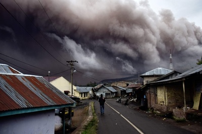 噴き上がる火山灰と噴煙、インドネシアのシナブン山