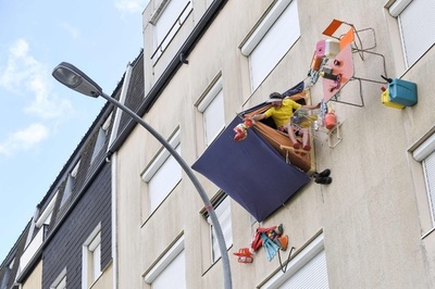 重力に逆らってキャンプ？ 高さ10メートルの外壁にテント 仏