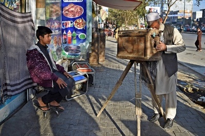 消えゆく「魔法の箱」 変化見続けたアフガニスタンの箱型カメラ