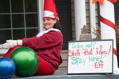 いつしか日課に！ 玄関先から笑顔届けるコスプレーヤー