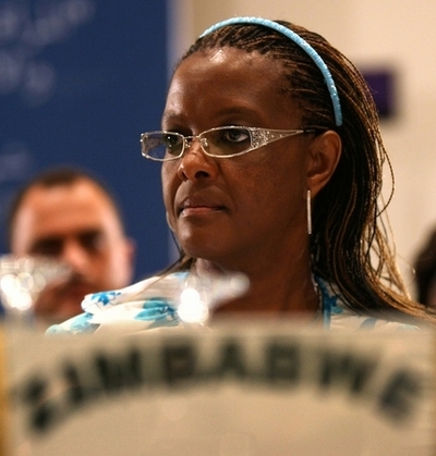 ジンバブエ大統領夫人、英国人カメラマンの顔面にパンチ