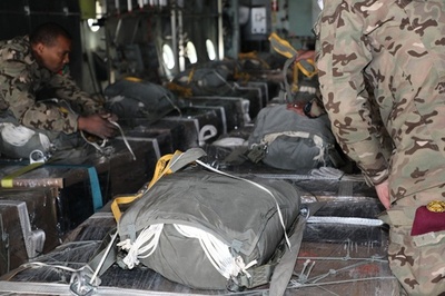 ヨルダン軍もガザに食料投下、画像公開