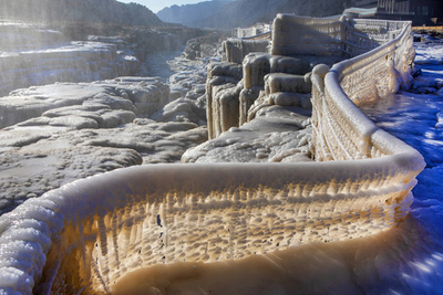 黄河の滝に広がる氷の世界 自然が作った氷の彫刻