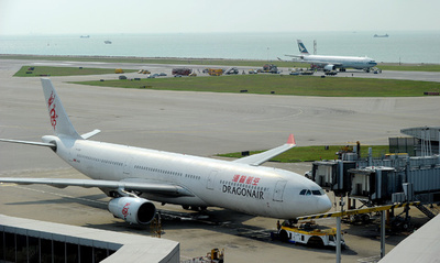 香港便の乗客250人、嵐に阻まれ滑走路で一夜