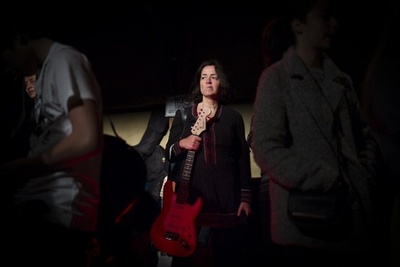 子どものロックスクール、のはずが…親たちもそろってバンドデビュー！仏パリ