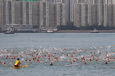 伝統の遠泳大会が33年ぶりに復活、香港