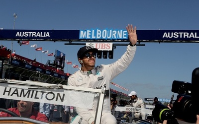 豪GP決勝前にドライバーズパレード開催、ドライバーの写真撮影も