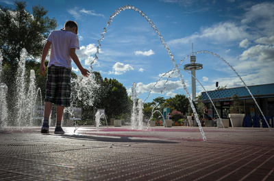 水上アトラクションの乗り物から転落、11歳の少女死亡 英遊園地