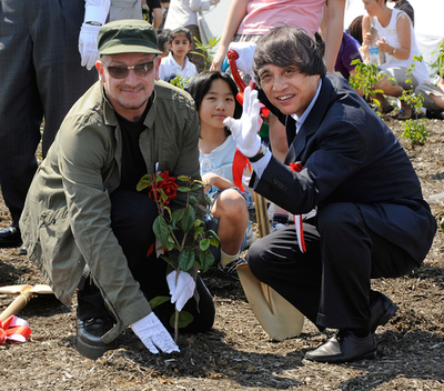 「U2」ボノさん、埋め立て地での植樹イベントに参加