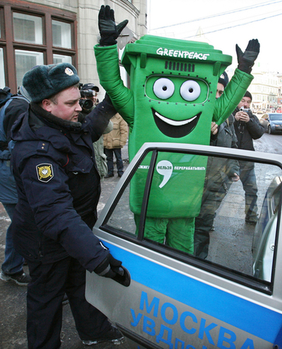 逮捕される「エコごみ箱」、露大統領官邸前で