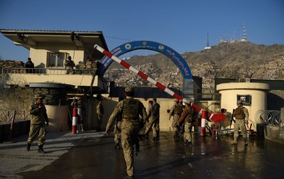 カブール自爆攻撃、警官20人が死亡 タリバンが犯行声明