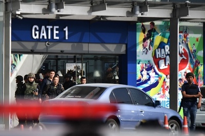 タイ銃乱射立てこもり、警察が突入するも依然続く 死者21人に