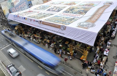 空から読む？巨大漫画が市場覆う ボスニア