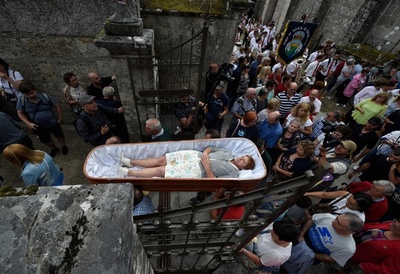 ひつぎの中は生きた人…無病息災祈る奇祭、スペイン