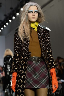 ピエロ風の奇抜なモデルでインパクト メゾン マルジェラ 15 16秋冬 写真67枚 ファッション ニュースならmode Press Powered By Afpbb News