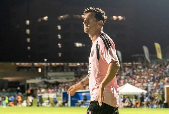 メッシ災難、乱入ファンに巻き込まれピッチに引き倒される