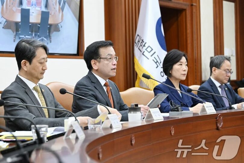 チェ・サンモク(崔相穆)副首相兼企画財政相=企画財政省提供(c)news1