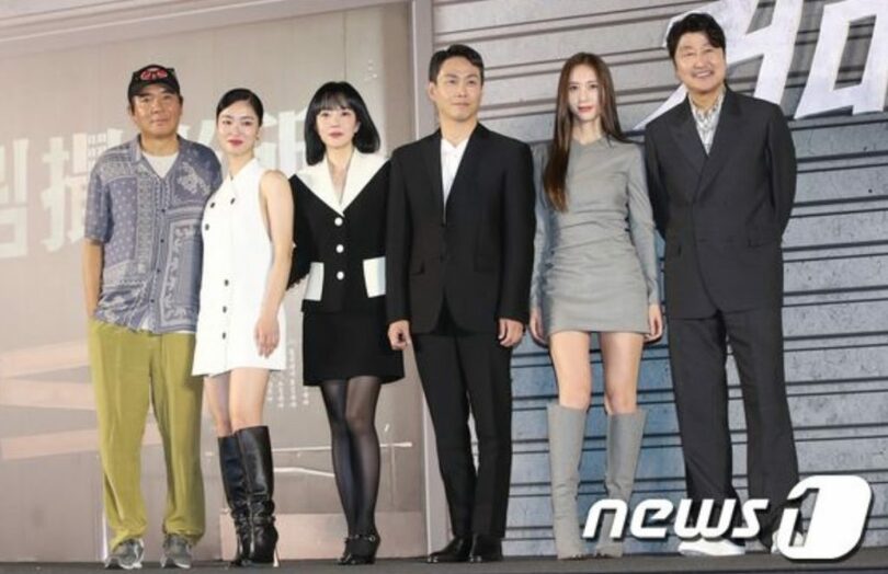 映画「クモの巣」制作報告会でポーズを取る俳優ら(c)news1