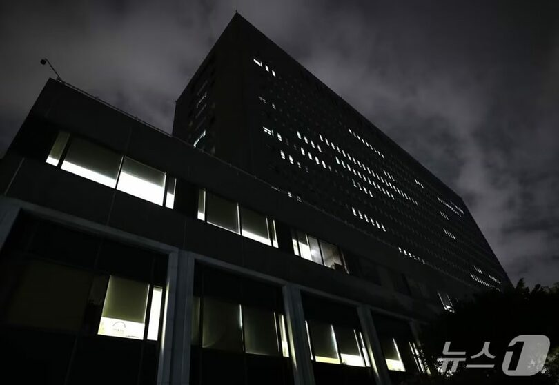 2026年9月17日夜、明かりがともるソウル中央地検の庁舎(c)news1