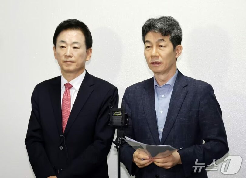 韓国国会情報委員会の全体会議後、記者会見する与党「共に民主党」のユン・ゴニョン議員（右）と野党「国民の力」のユ・ヨンハ議員＝2026年9月30日(c)news1