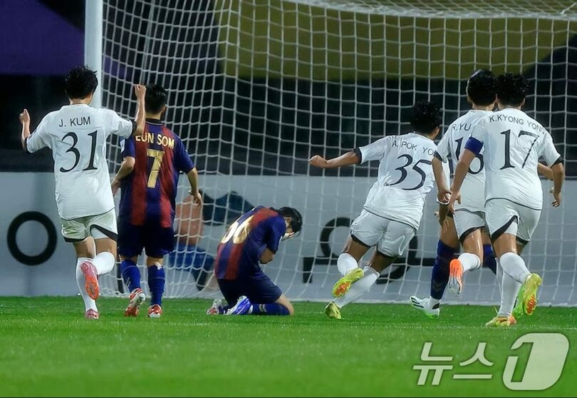 水原総合運動場で開かれたAFC女子チャンピオンズリーグ準決勝、水原FCウィメン対北朝鮮ネゴヒャンの試合で、PKを外した後、座り込んで顔を覆う水原FCのチ・ソヨン(c)news1
