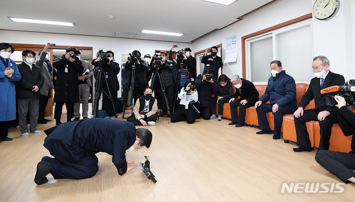 高齢者センターで膝をついてあいさつするイ・ジェミョン（李在明）氏(c)NEWSIS