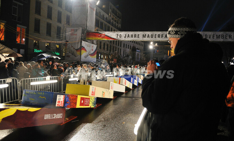 「ベルリンの壁」崩壊20年を祝う巨大ドミノ倒し