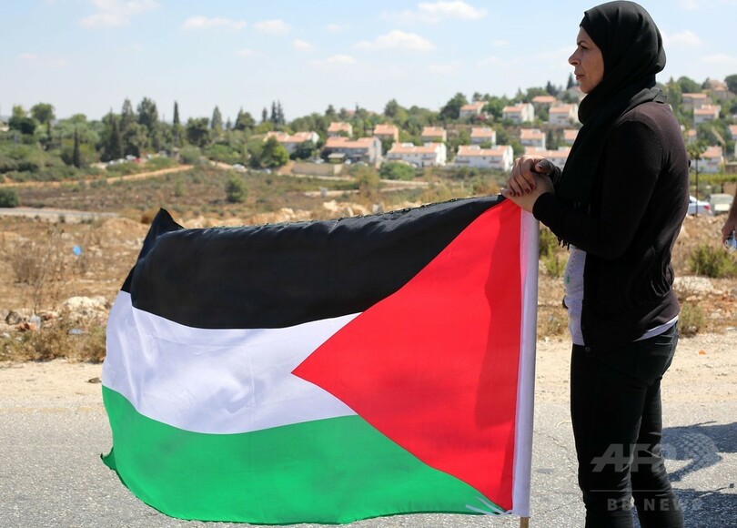 少年を押さえつけるイスラエル兵、映像めぐり激論