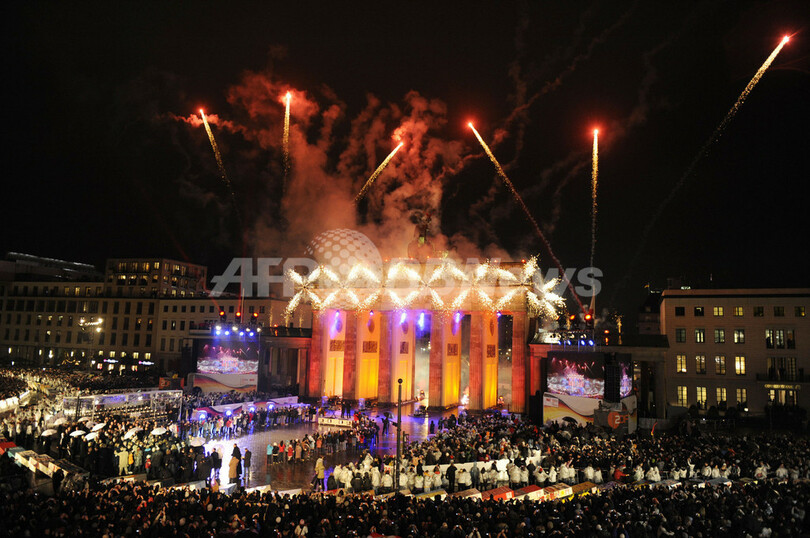 「ベルリンの壁」崩壊20年を祝う巨大ドミノ倒し