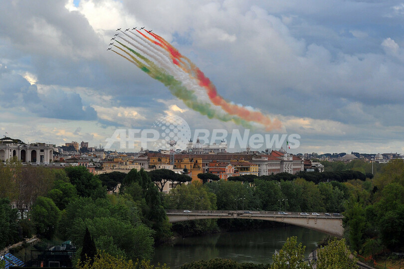 伊大統領就任式でアクロバット飛行