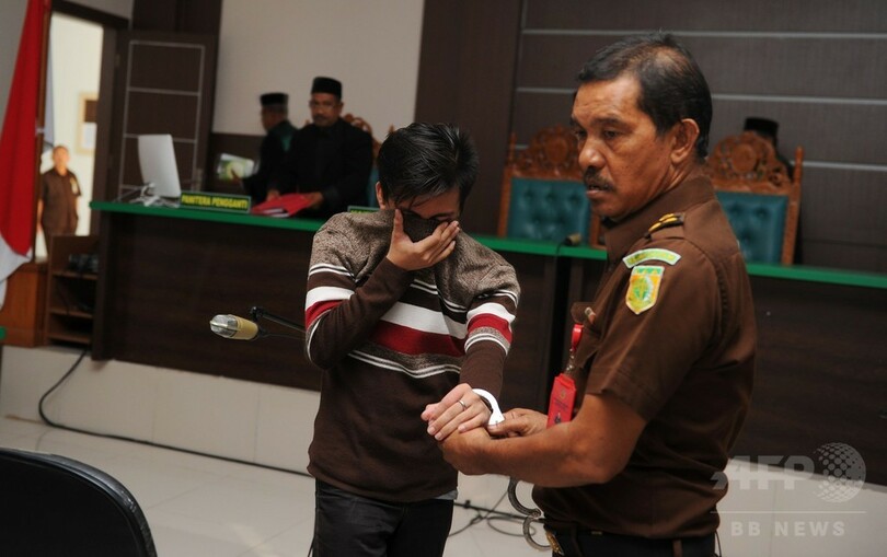 性行為した男性カップルに公開むち打ち85回の判決 インドネシア