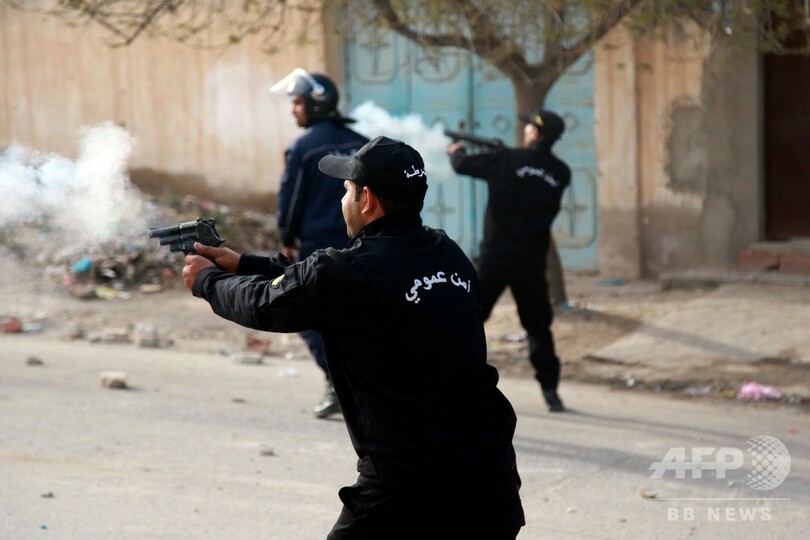 ジャーナリストが焼身自殺、治安部隊とデモ隊が衝突 チュニジア